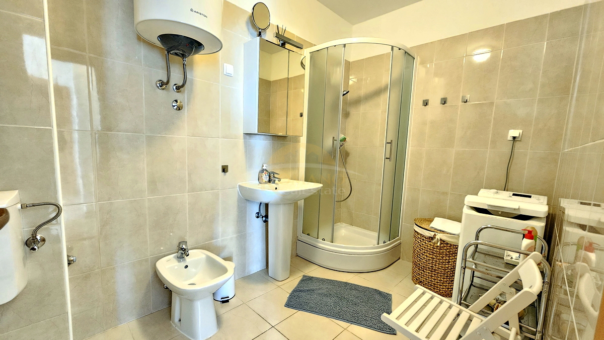 Ampio appartamento con due camere da letto e vista aperta sul mare – Trogir, Balan